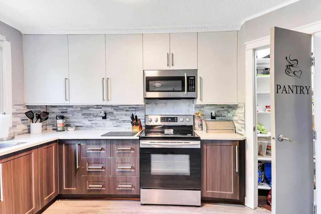 4412 45 Avenue Sylvan Lake AB T4S 1K6