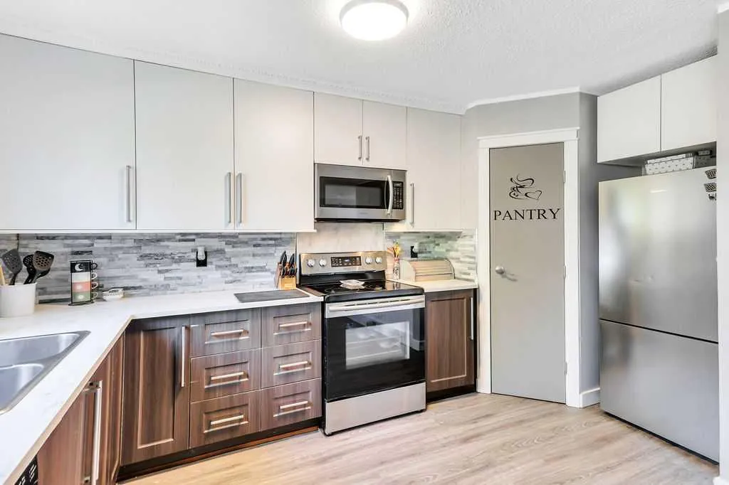4412 45 Avenue Sylvan Lake AB T4S 1K6