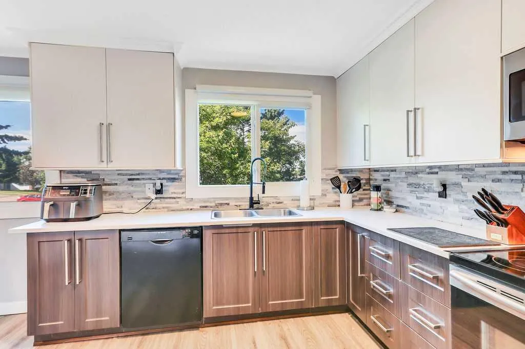 4412 45 Avenue Sylvan Lake AB T4S 1K6