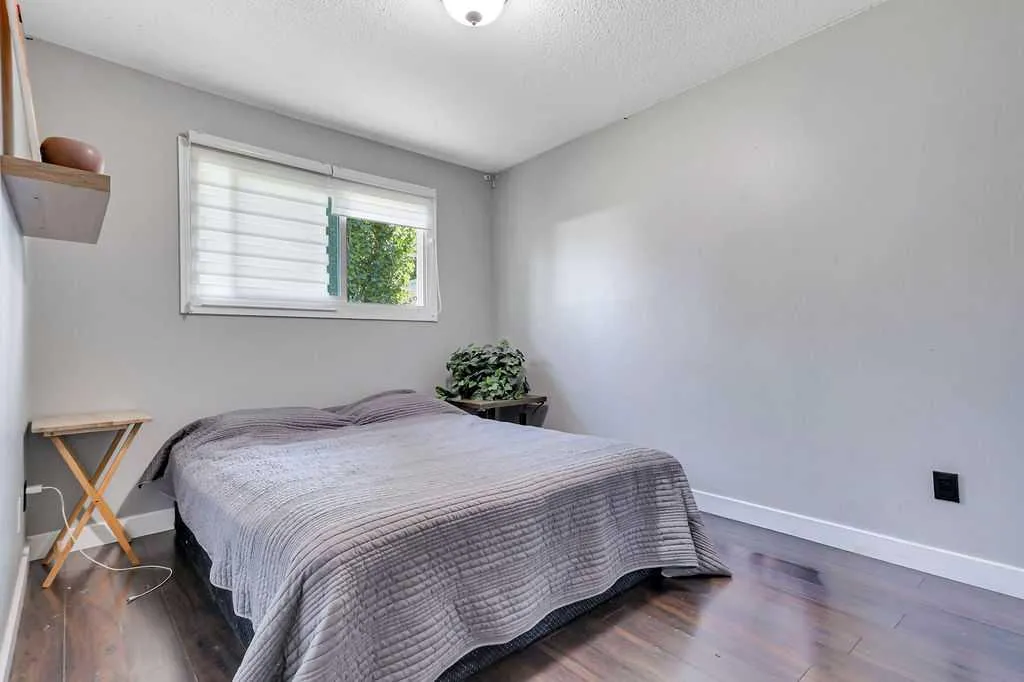 4412 45 Avenue Sylvan Lake AB T4S 1K6