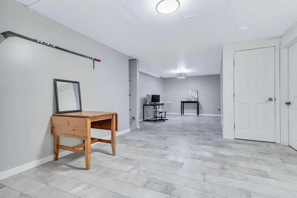 4412 45 Avenue Sylvan Lake AB T4S 1K6