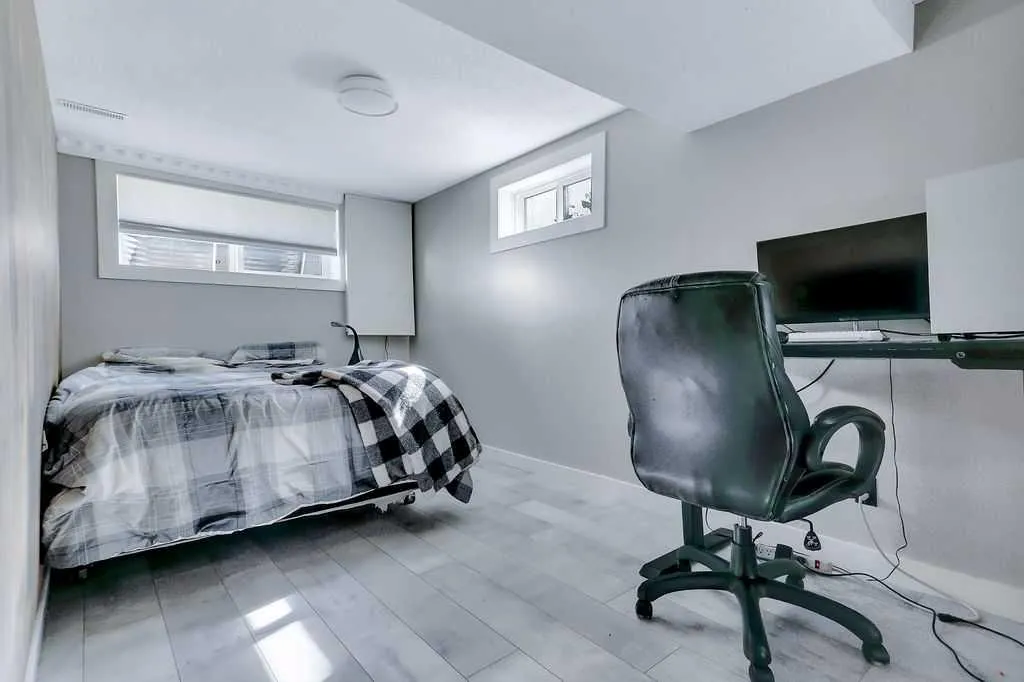 4412 45 Avenue Sylvan Lake AB T4S 1K6