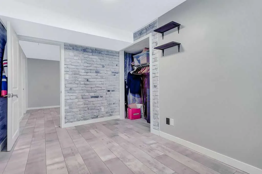 4412 45 Avenue Sylvan Lake AB T4S 1K6