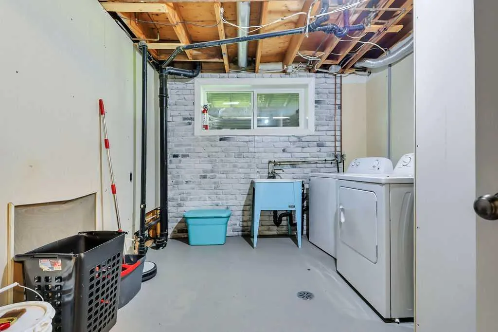 4412 45 Avenue Sylvan Lake AB T4S 1K6