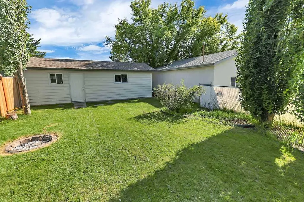 4412 45 Avenue Sylvan Lake AB T4S 1K6