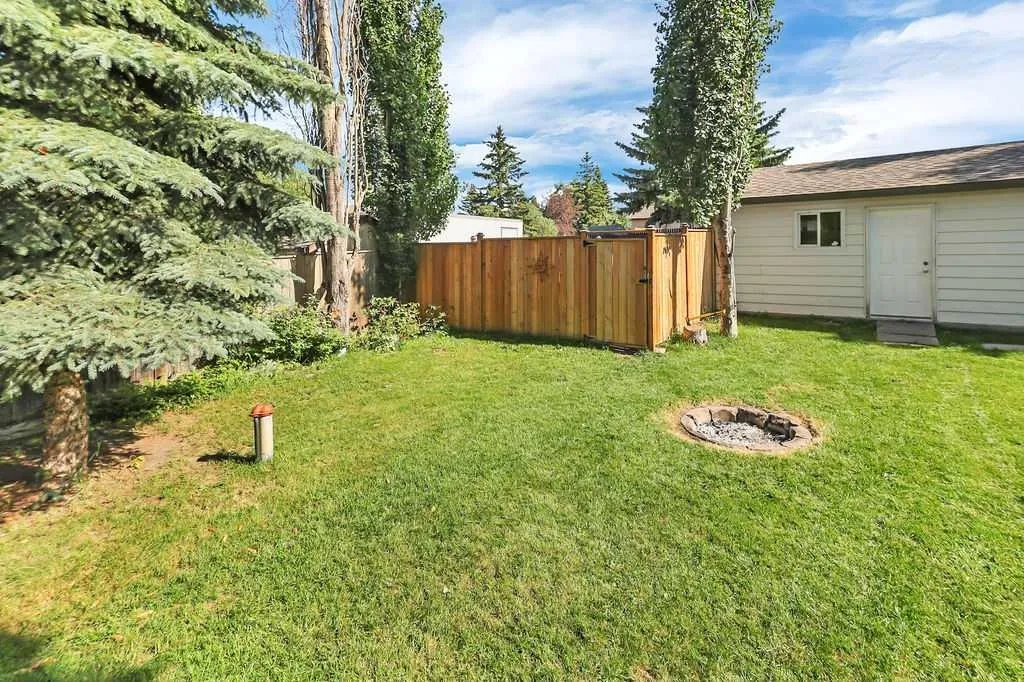 4412 45 Avenue Sylvan Lake AB T4S 1K6