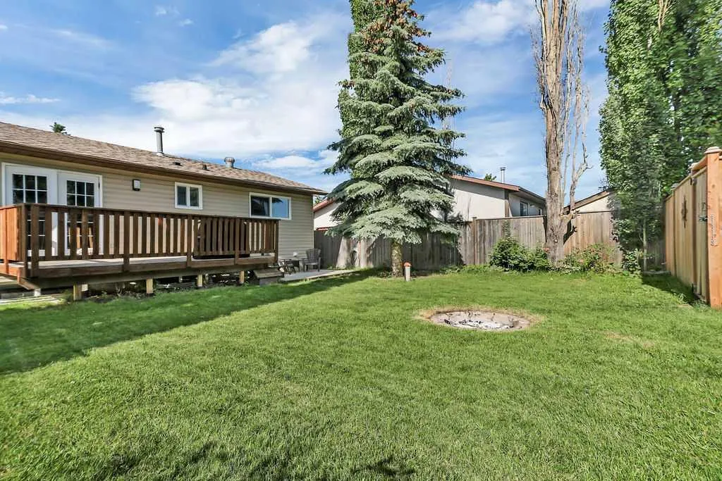 4412 45 Avenue Sylvan Lake AB T4S 1K6