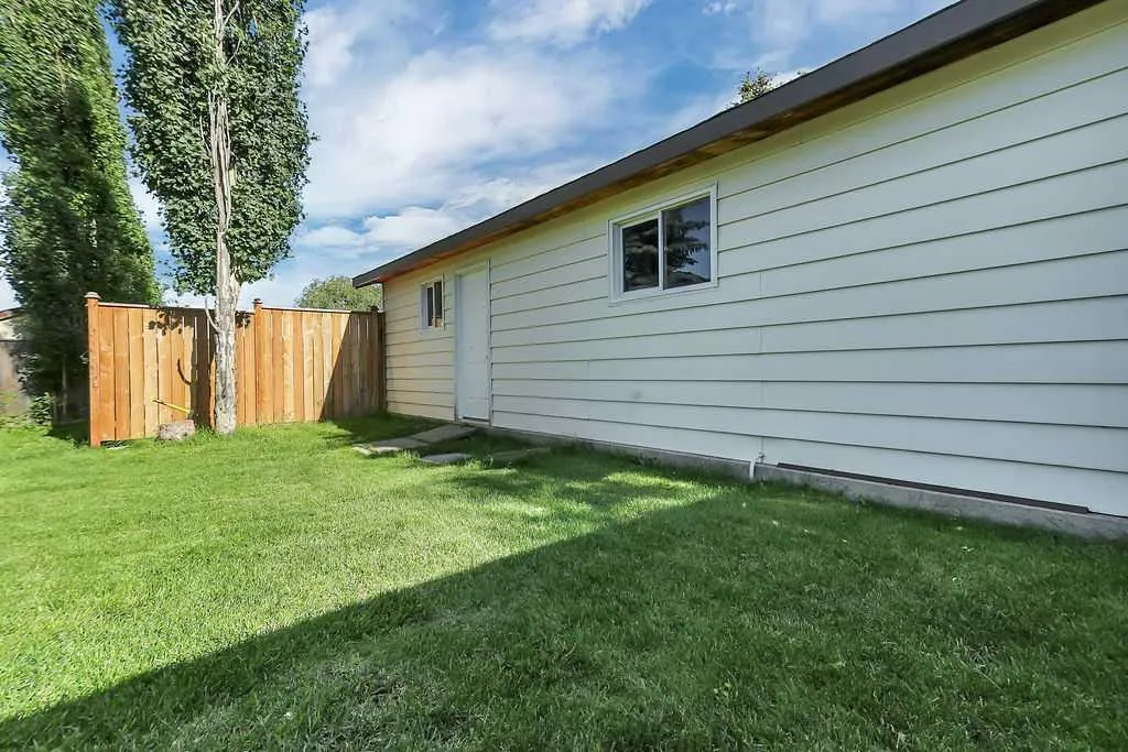 4412 45 Avenue Sylvan Lake AB T4S 1K6