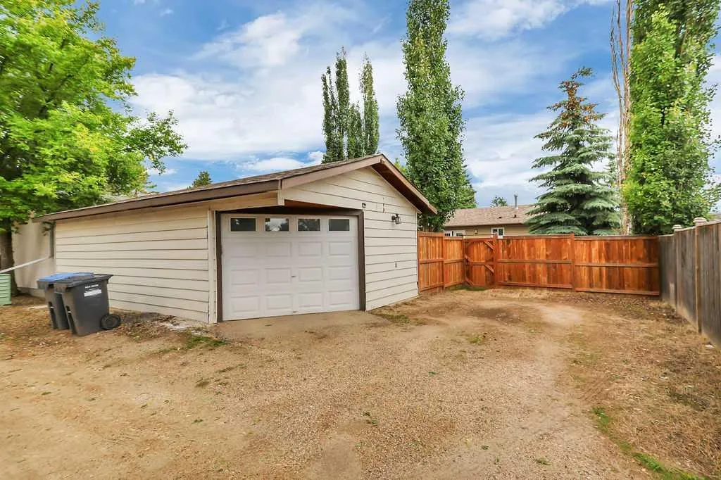 4412 45 Avenue Sylvan Lake AB T4S 1K6