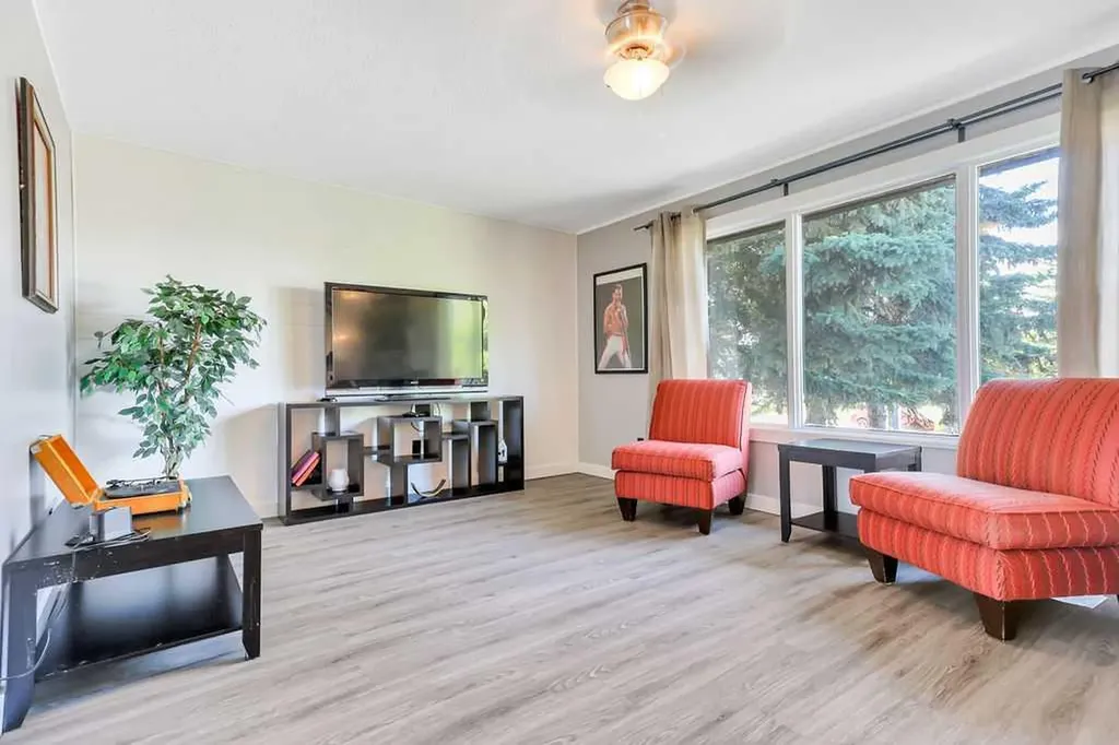 4412 45 Avenue Sylvan Lake AB T4S 1K6