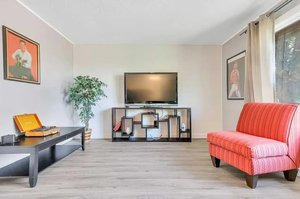 4412 45 Avenue Sylvan Lake AB T4S 1K6