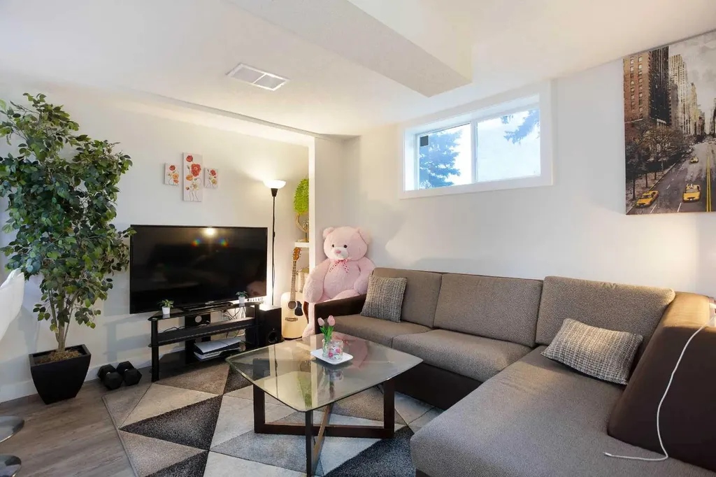 3224 14 Street NW Calgary AB T2K 1H8