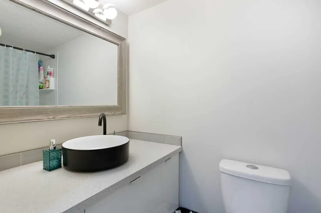 3224 14 Street NW Calgary AB T2K 1H8