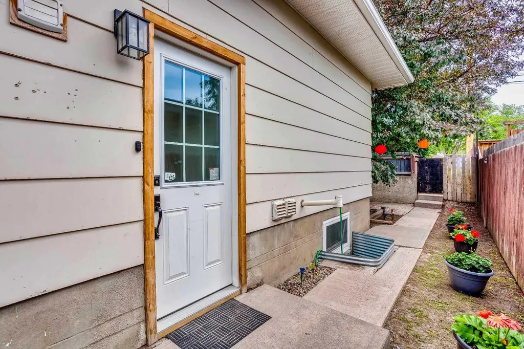 3224 14 Street NW Calgary AB T2K 1H8