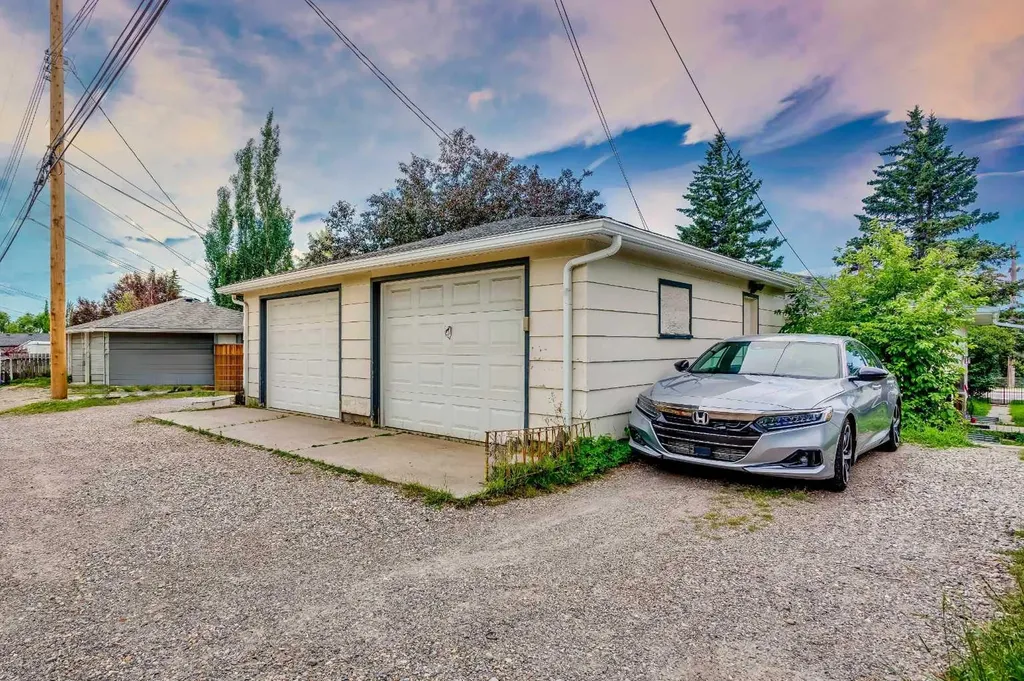 3224 14 Street NW Calgary AB T2K 1H8