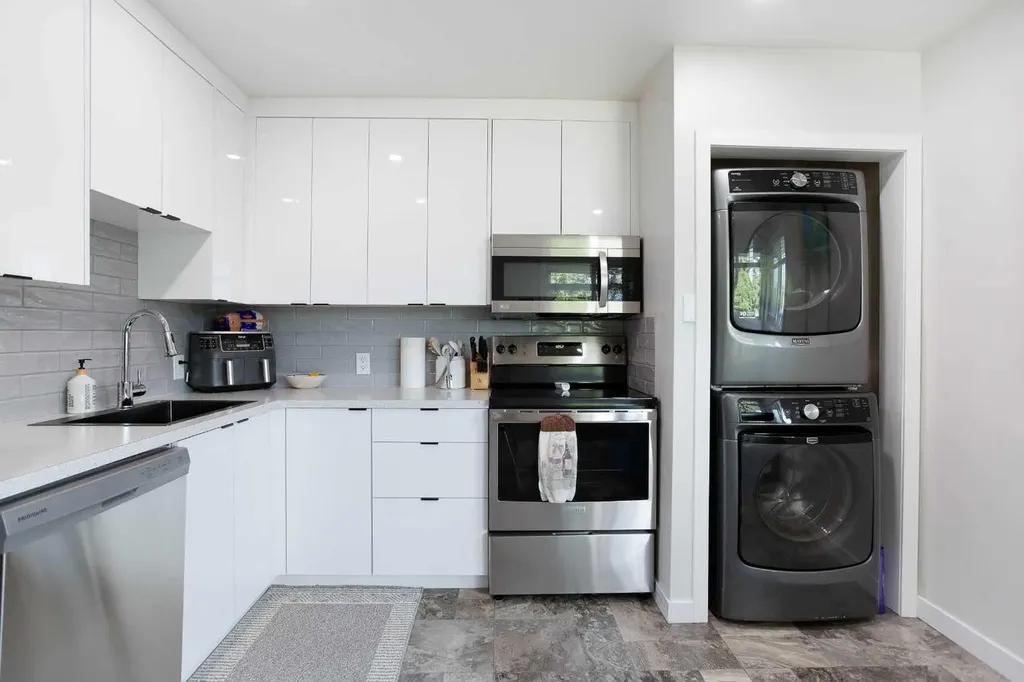 3224 14 Street NW Calgary AB T2K 1H8