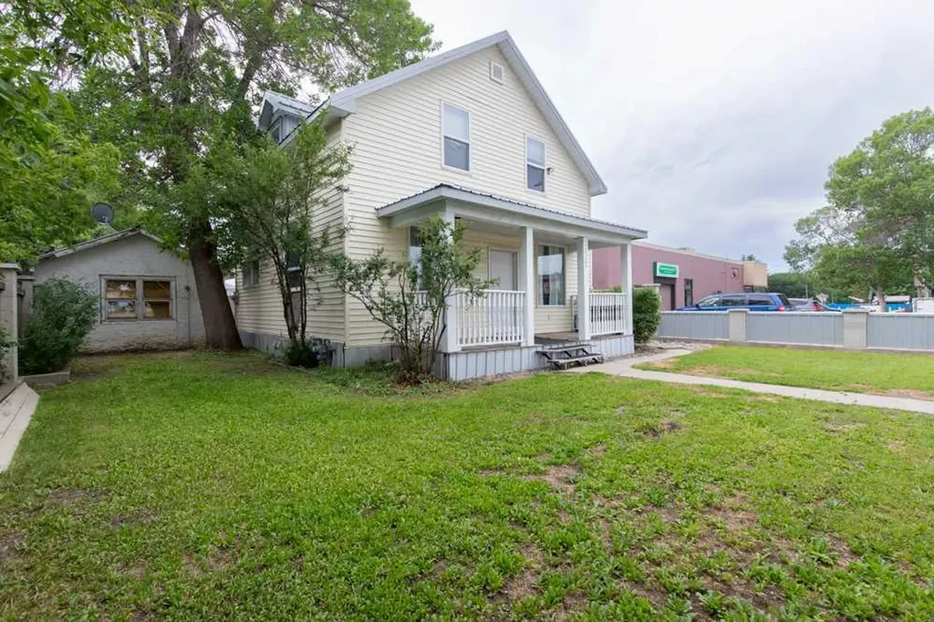 1312 4 Avenue N Lethbridge AB T1H 0L2