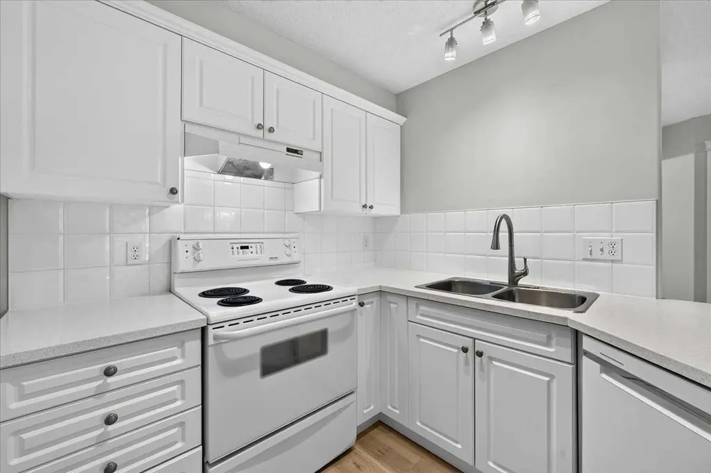 26 Country Hills View NW Calgary AB T3K 5A4