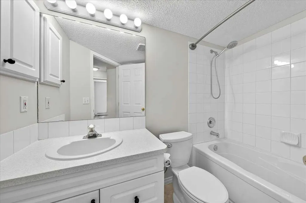 26 Country Hills View NW Calgary AB T3K 5A4