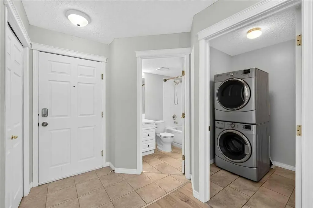 26 Country Hills View NW Calgary AB T3K 5A4