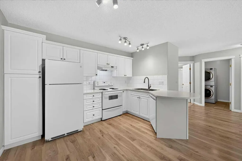26 Country Hills View NW Calgary AB T3K 5A4