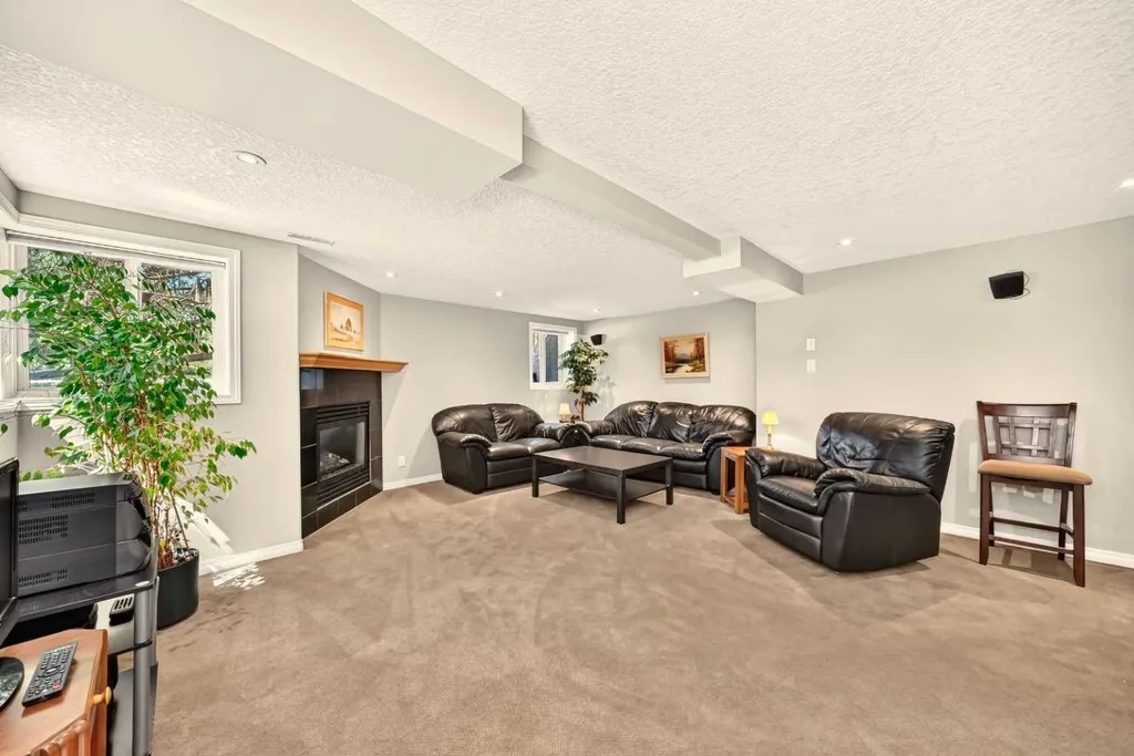 2024 Chicoutimi Drive NW Calgary AB T2L 0V7