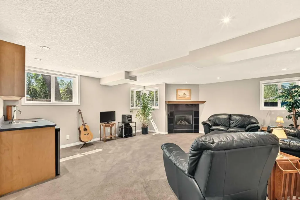 2024 Chicoutimi Drive NW Calgary AB T2L 0V7