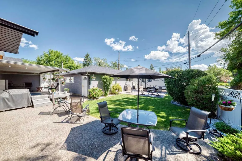 2024 Chicoutimi Drive NW Calgary AB T2L 0V7