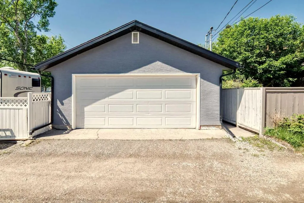 2024 Chicoutimi Drive NW Calgary AB T2L 0V7