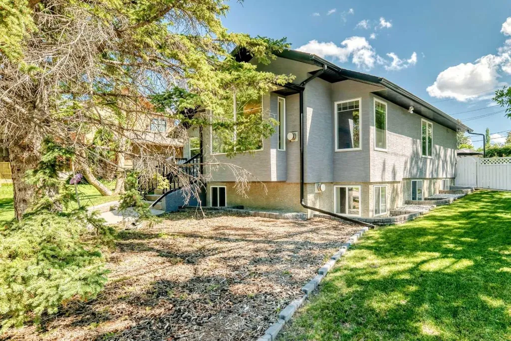 2024 Chicoutimi Drive NW Calgary AB T2L 0V7
