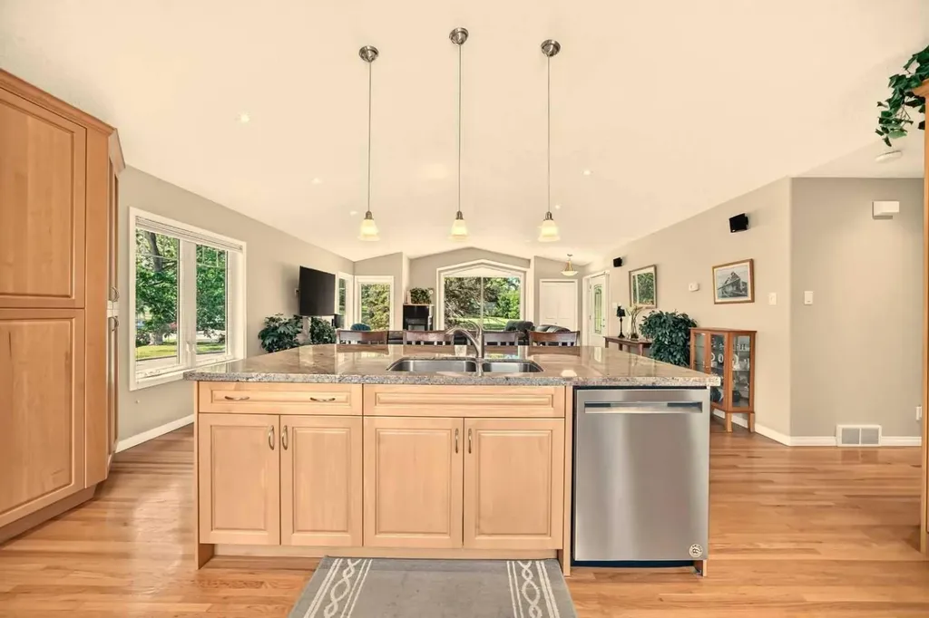 2024 Chicoutimi Drive NW Calgary AB T2L 0V7