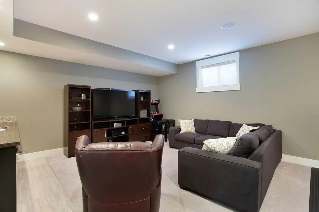 434 22 Avenue NW Calgary AB T2M 1N3