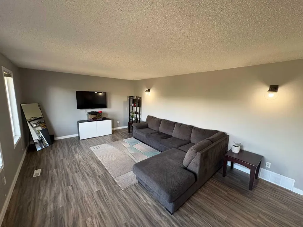 10709 89 Street Peace River AB T8S 1S4