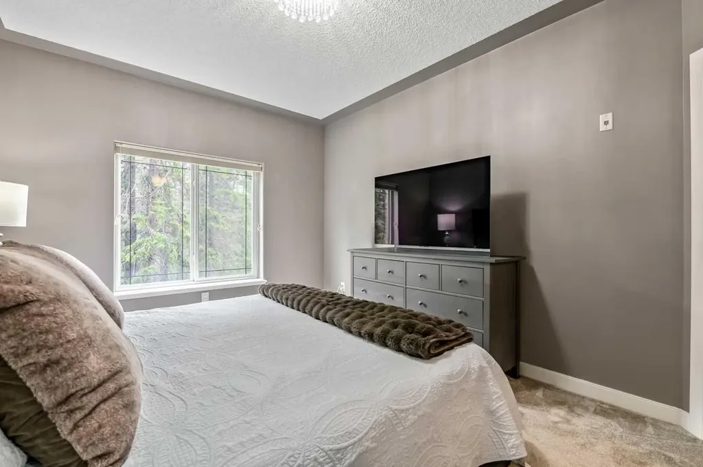 20 Discovery Ridge Close SW Calgary AB T3H 5X4