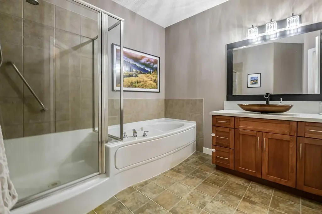 20 Discovery Ridge Close SW Calgary AB T3H 5X4