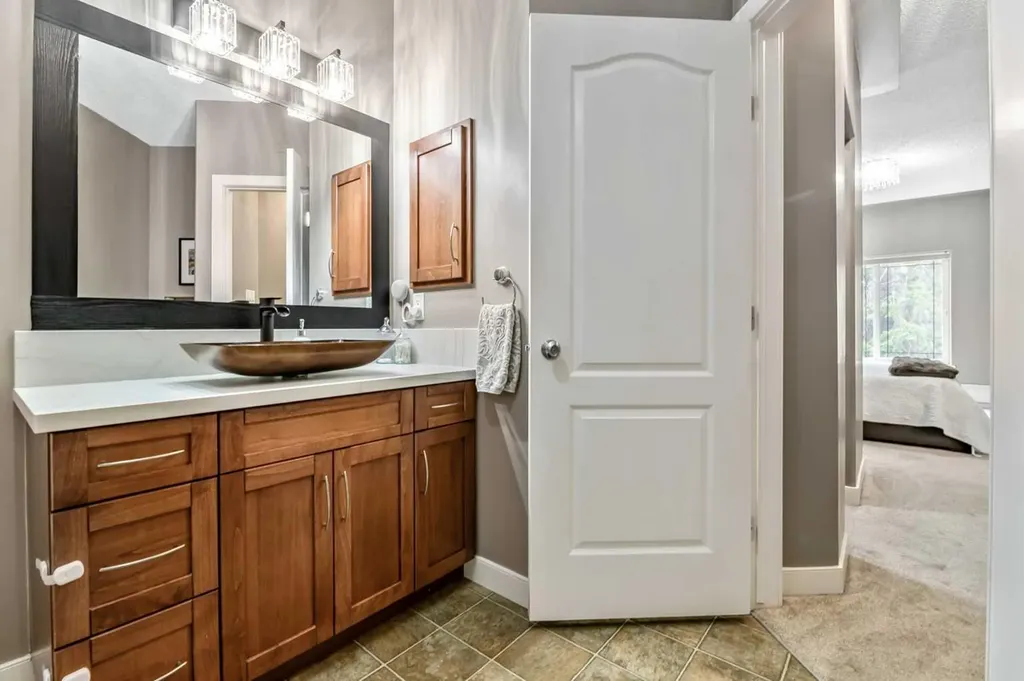 20 Discovery Ridge Close SW Calgary AB T3H 5X4