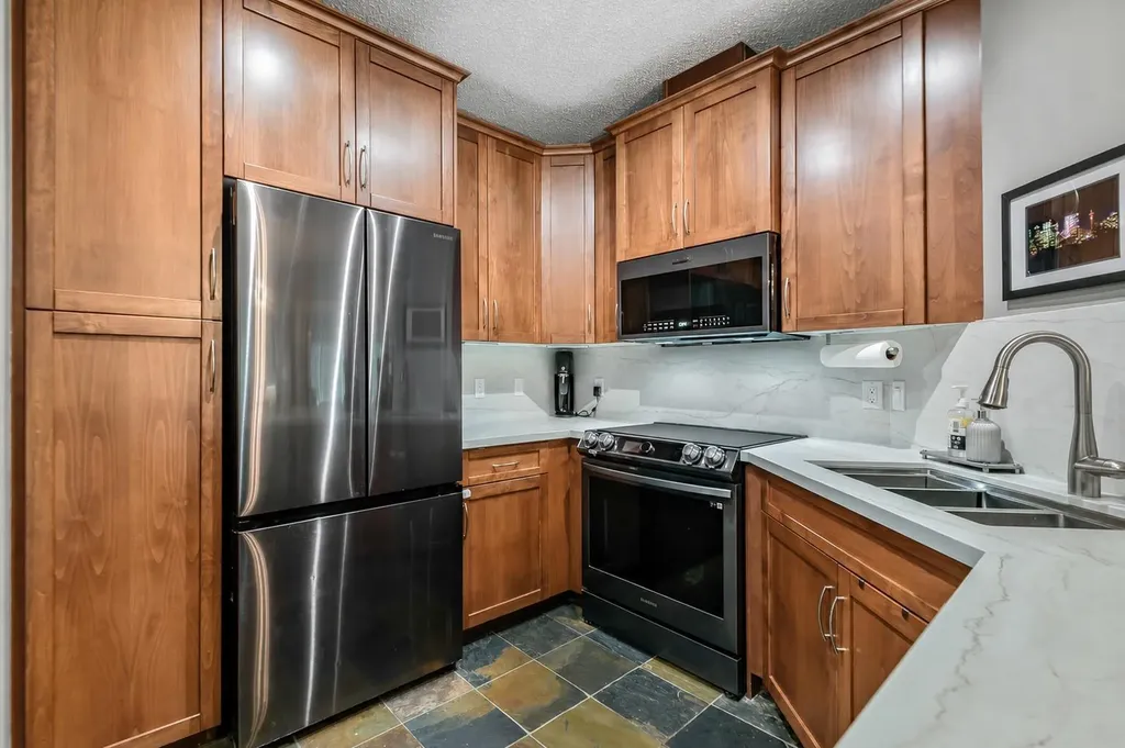20 Discovery Ridge Close SW Calgary AB T3H 5X4