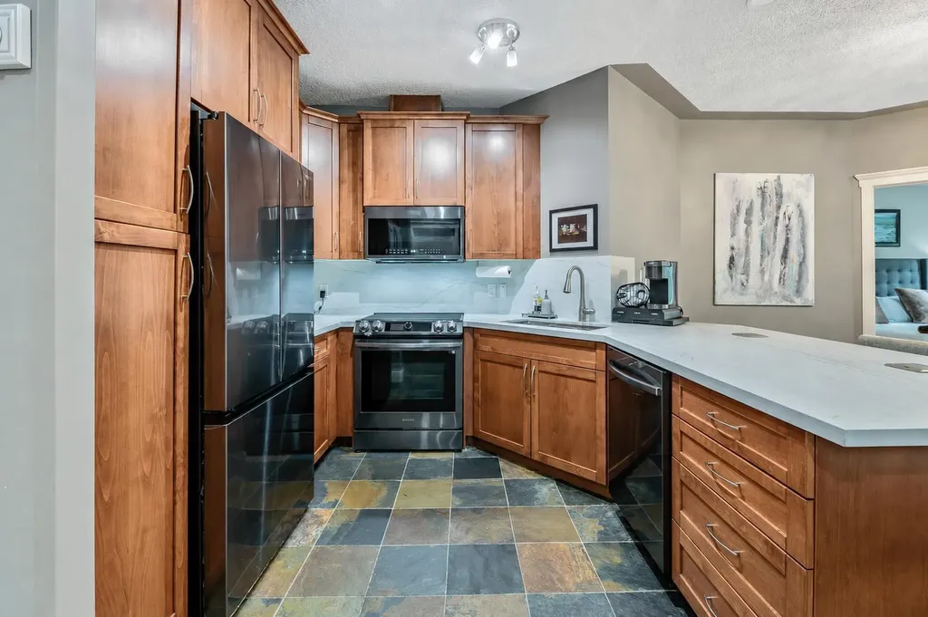 20 Discovery Ridge Close SW Calgary AB T3H 5X4
