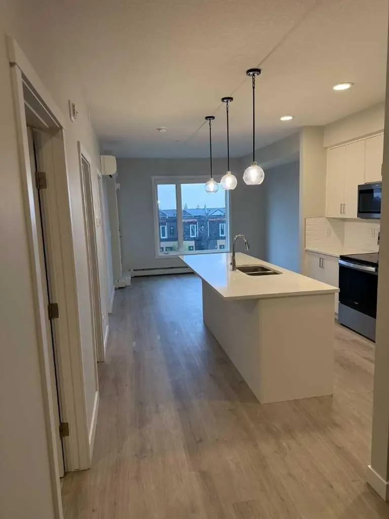660 Shawnee Square SW Calgary AB T2Y 0X6