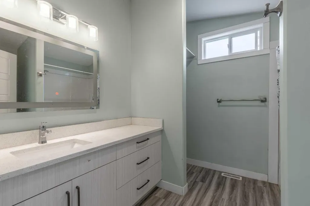 444 20 Street N Lethbridge AB T1H 3N1