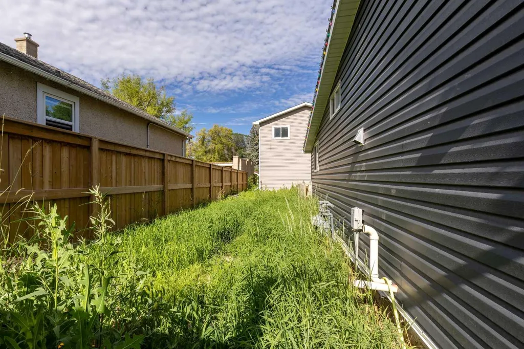 444 20 Street N Lethbridge AB T1H 3N1
