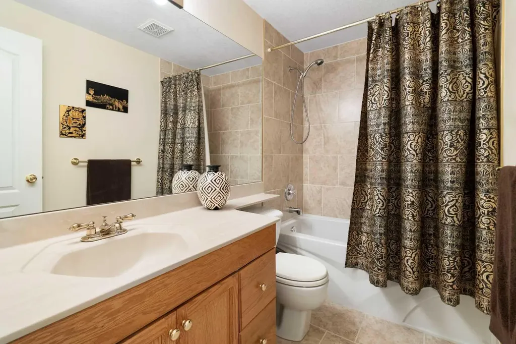 1649 Evergreen Hill SW Calgary AB T2Y 3B6