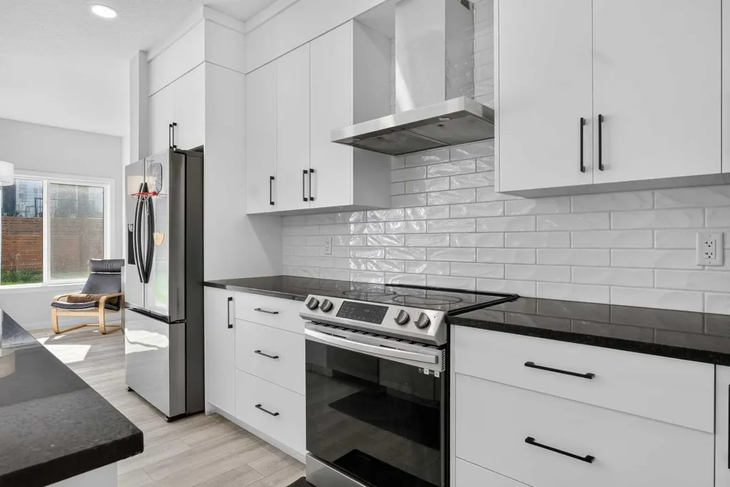 274 Lucas Place NW Calgary AB T2P 2E4