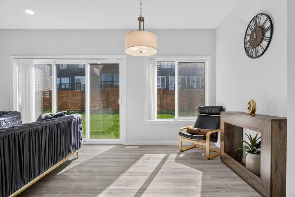 274 Lucas Place NW Calgary AB T2P 2E4