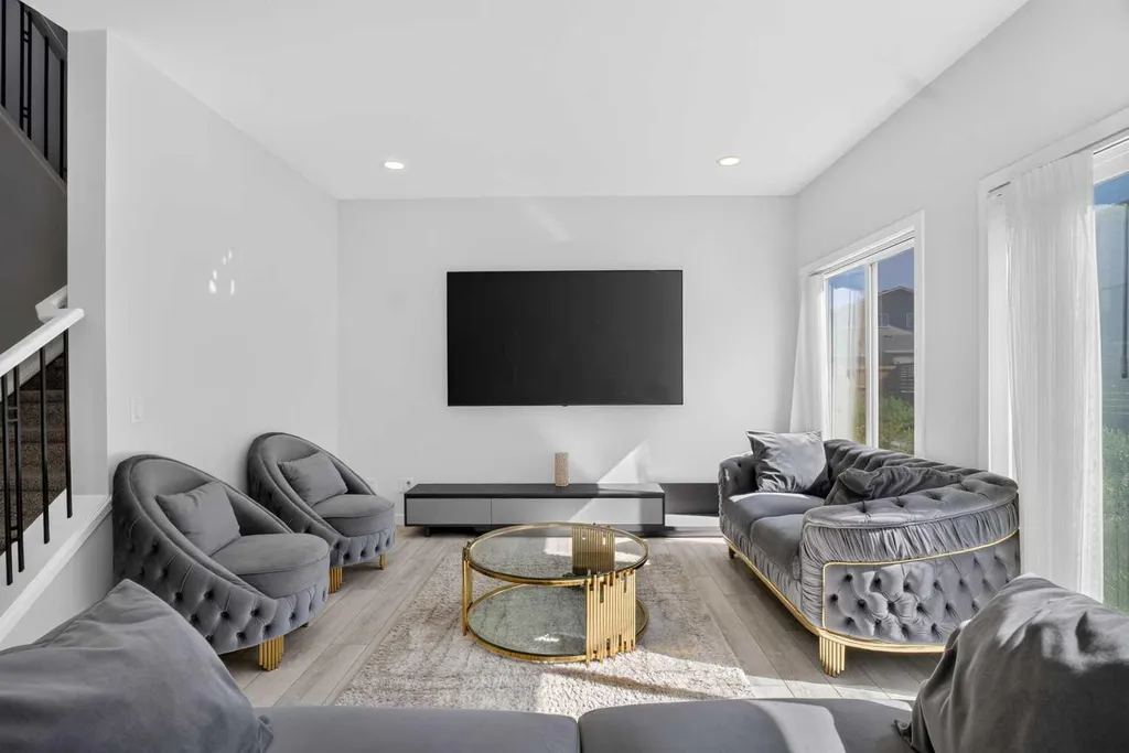 274 Lucas Place NW Calgary AB T2P 2E4