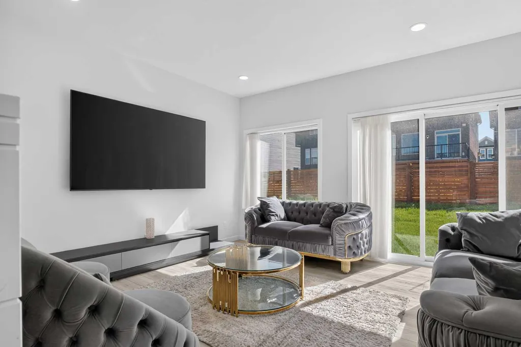 274 Lucas Place NW Calgary AB T2P 2E4