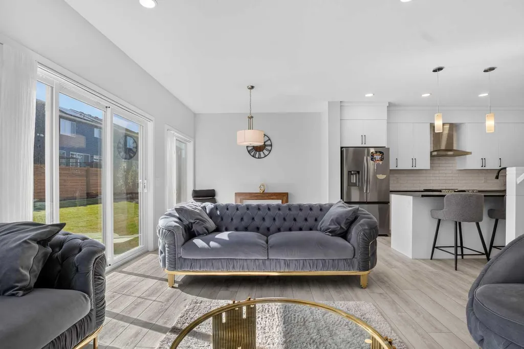 274 Lucas Place NW Calgary AB T2P 2E4