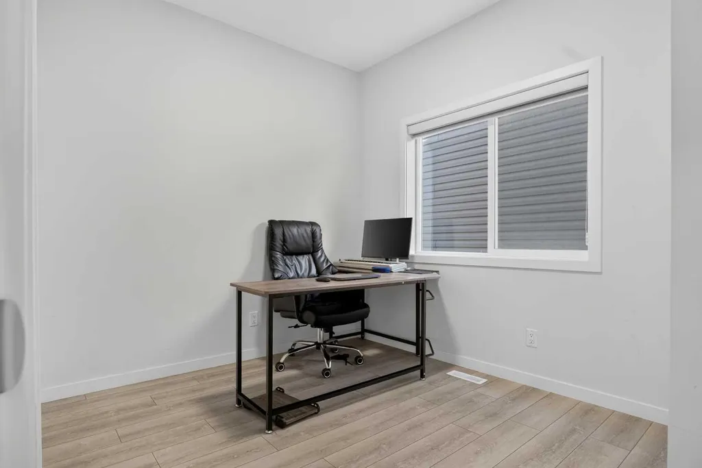 274 Lucas Place NW Calgary AB T2P 2E4