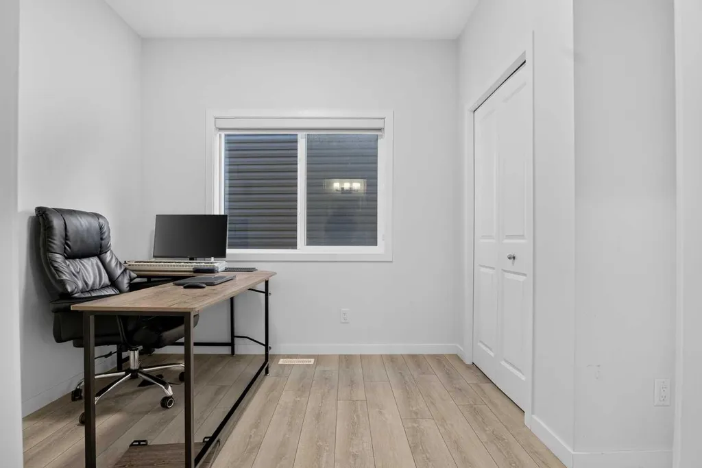 274 Lucas Place NW Calgary AB T2P 2E4