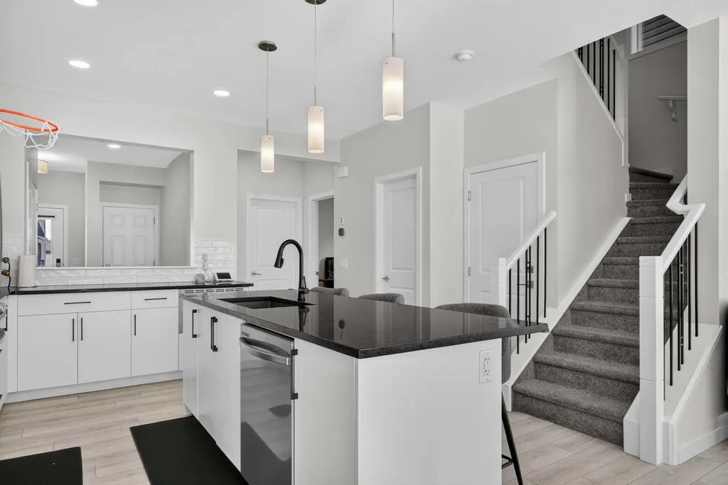 274 Lucas Place NW Calgary AB T2P 2E4